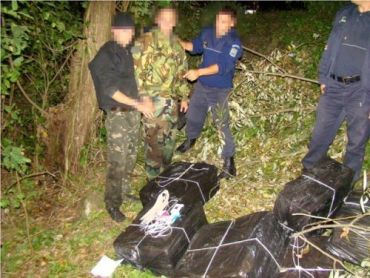 В Румынии задержали закарпатских контрабандистов с лодкой