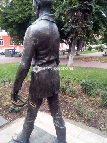 Ужгородський пам'ятник угорському поету Шандору Петефі уже без шаблі.