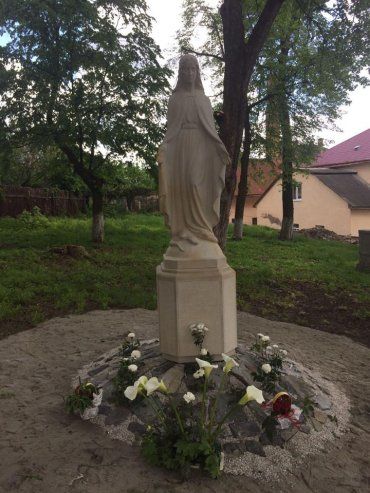 У сквері Маріїї Терезії відновили статую Богородиці.