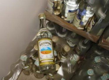 Склад поддельной водки "Пшеничная" УБОЗ обнаружил в Хустском районе