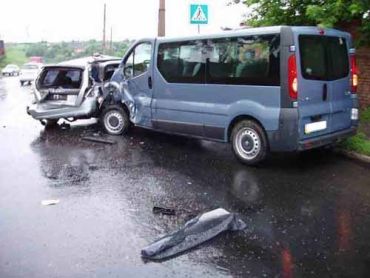 На Донбассе Subaru Forester врезался лоб в лоб с Renault Trafic