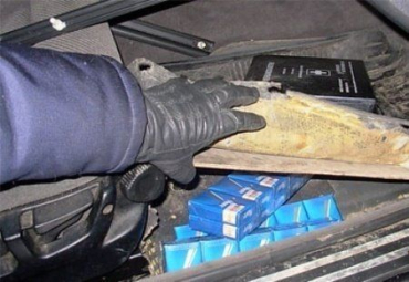 На ПП Ужгород в тайниках авто нашли 3216 пачек сигарет
