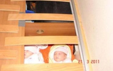 В Лужанке пограничники "разбудили" младенцев в коробке