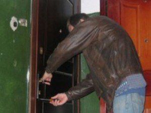 Житель Ужгорода взял за ремонт дома деньгами и ворованным золотишком
