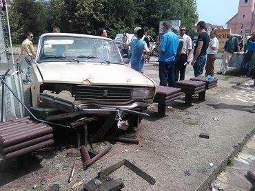 В Иршаве летний водитель выехав на тротуар сломал забор и дерево