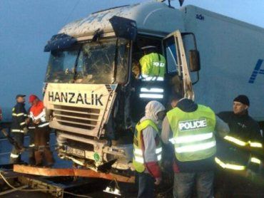В Чехии при лобовом столкновении грузовика с легковым автомобилям погиб один человек