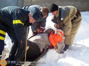 В Закарпатье спасатели вытаскивали из колодца мужчину