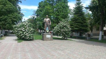 Монумент Шевченкові встановив в угорськомовному селищі Вишково росіянин
