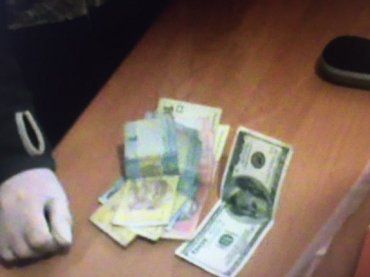 Прокуратура и СБУ разоблачили на взяточничестве двух полицейских Тячева
