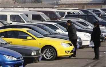 Українці втричі частіше стали купувати старі авто