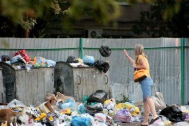 Коммунальщики Ужгорода уже не в состоянии вывезти весь мусор