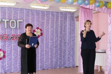 Виступає голова Закарпатської обласної організації УТОГ Наталія Булеца (ліворуч)