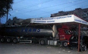 На Донецком шоссе бензовоз протаранил СТО и джип