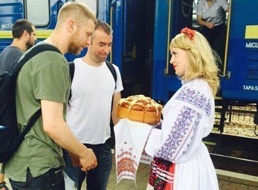В Ужгороде Дорна встречали в вышиванке с караваем
