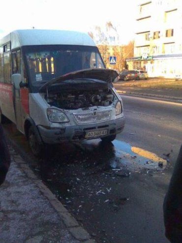 В Ужгороде ВАЗ врезался в маршрутку на остановке автобуса и скрылся с места ДТП