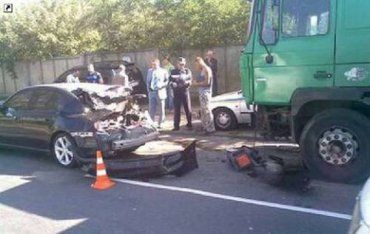 В Киеве Subaru смяли с двух сторон два грузовика