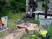Один из разрушенных памятников стоял на могиле отца нынешнего Генпрокурора Украины