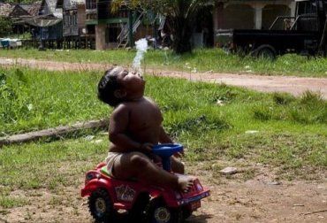 2-летний мальчик стал самым заядлым курильщиком Индонезии
