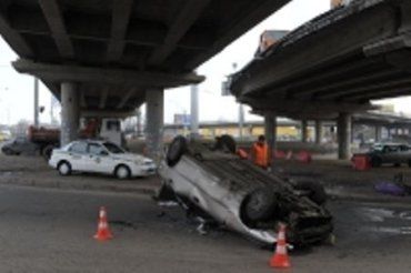В столице Daewoo на скорости упал с путепровода на крышу