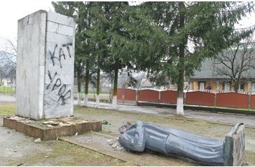 Последний монумент Ленина на Закарпатье сначала повалили, а потом обезглавили