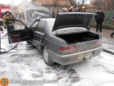 В Ужгороде спасатели за 7 минут потушили загоревшийся Peugeot