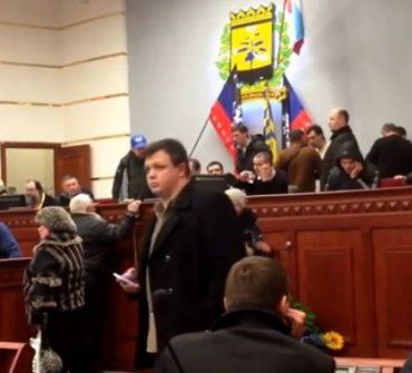 Семенченко в толпе сепаратистов присутствующих в зале Донецкой ОГА