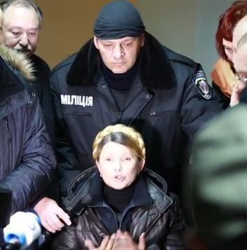 Юлия Тимошенко вышла из тюрьмы и летит на Майдан