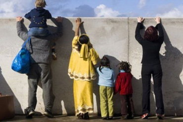 В Евросоюзе идут бурные дебаты о "миграции от нищеты"