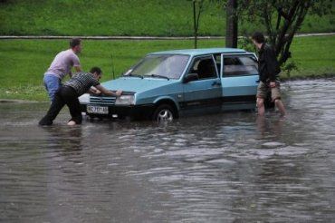 Во Львове затопило все улицы города, машины учатся плавать