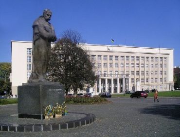В Ужгороде запретят парковаться возле памятника Тарасу Шевченко