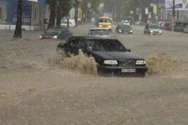 Ливень образовал в Киеве реку, машины глохли среди дороги