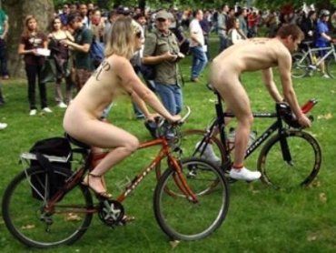 В Новой Зеландии велосипедисты катаются голыми