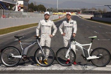 Шумахер и Росберг - первые обладатели велосипедов Smart