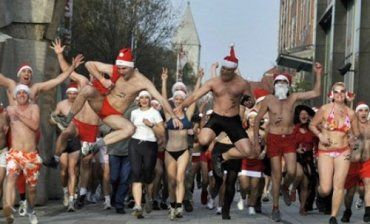 По улицам Будапешта прошел забег голых Санта-Клаусов