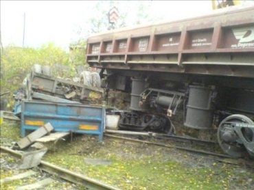 В Чехии поезд разнес вдребезги "Татру", водитель грузовика погиб