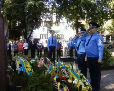В Ужгороді на церемонії покладання квітів до монумента загиблим міліціонерам