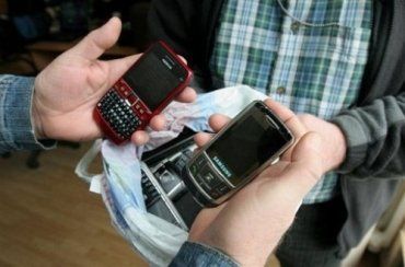 В Мукачево неизвестный купил две мобилки за фальшивые баксы