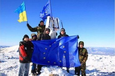 На самой высокой точке Украины установили флаг Евросоюза