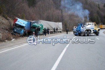 На Латирском перевале столкнулись два камиона