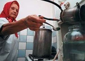 В Ужгороде бабушки подрабатывают на торговле самогонкой