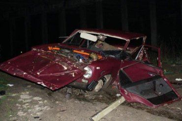 ДТП в Донецкой области : LADA упала с моста и расплющилась