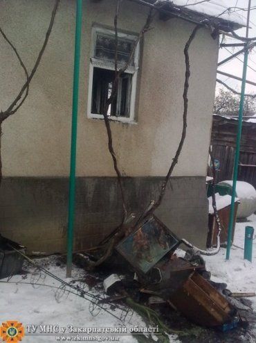 В Иршавском районе жилой дом отвоевали у стихии пожарные