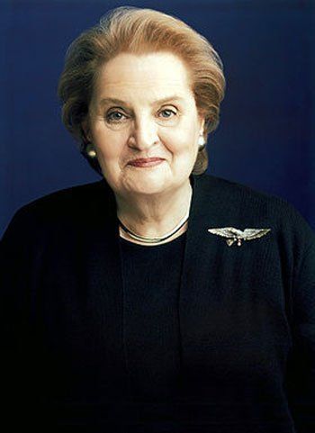 Мадлен Олбрайт — первая женщина в должности государственного секретаря США (1997—2001).