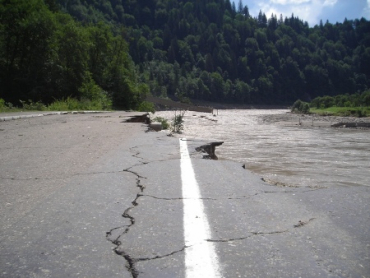 В Закарпатье из-за наводнения разрушило многие дороги