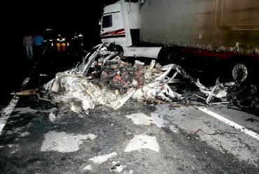 На трассе Киев-Чоп Toyota налетела на трактор и сгорела дотла
