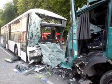 В Германии лоб в лоб столкнулись грузовик и автобус с детьми