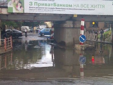 В Ужгороде после ливня в луже едва не утонул "жигуленок"