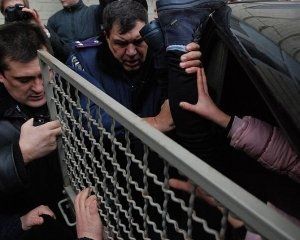 Янукович так боится украинцев, что дал комманду паковать всех в автозак