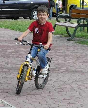 Рухатися по дорозі на велосипедах дозволяється особам, які досягли 14 років