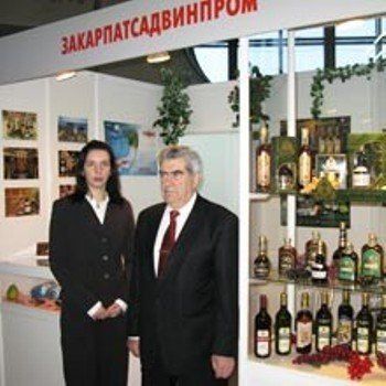 Эдуард Михайлянц с инженером завода Натальей Софилканич на выставке в Минске